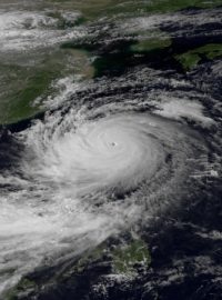 Tajfun Usagi zasáhl Tchaj-wan a míří na Hongkong (snímek družice NOAA)