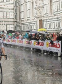 Závod mužů s hromadným startem na MS v silniční cyklistice v okolí Florencie doprovázeli provazce deště, přes polovina jezdců se do cíle vůbec nedostala