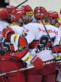 Utkání 6. kola hokejové extraligy Mountfield Hradec Králové - HC Verva Litvínov 27. září v Hradci Králové. Hradečtí hráči se radují z gólu.