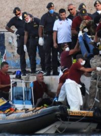 Záchranáři transportují nalezená těla obětí tragédie do přístavu Lampedusa