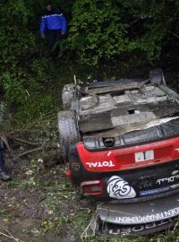 Převrácený vůz Sebastiena Loeba při Francouzské rallye