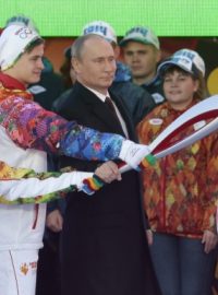 Ruský prezident Vladimir Putin (uprostřed) s olympijskou pochodní v Moskvě