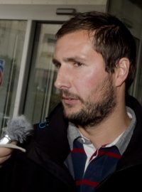 Fotbalista Kladna Tomáš Procházka mluví s novináři při svém odchodu od disciplinární komise FAČR