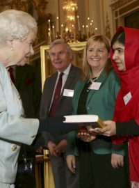 Malala Júsufrazaiová předává na recepci svou knihu britské královně Alžběte II.
