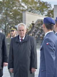 Ministr obrany Vlastimil Picek a prezident Miloš Zeman při pietním aktu na Vítkově