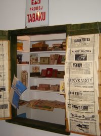 Prvorepublikový novinový stánek v muzeu ve Svratce na Žďársku