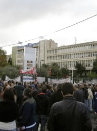 Řekové protestují před budovou bývalé veřejnoprávní televize ERT
