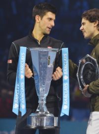 Novak Djoković (vlevo) s Rafaelem Nadalem po finálovém klání Turnaje mistrů v Londýně