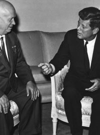 John F. Kennedy společně s generálním tajemníkem ÚV KSS Nikitou S. Chruščovem při setkání ve Vídni v červnu 1961