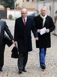 Zleva vpředu místopředseda ČSSD Lubomír Zaorálek, předseda strany Bohuslav Sobotka a místopředseda Milan Chovanec přicházejí na setkání vyjednávacích týmů ČSSD a ANO v Průhonicích u Prahy