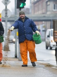 Pracovníci Technických služeb Hradec Králové ošetřovali posypovým materiálem namrzlé chodníky a přechody ve městě.