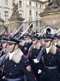 Hradní stráž pochodovala z prvního nádvoří Pražského hradu při příležitosti 95. výročí jejího založení