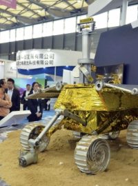 Prototyp lunarní sondy s názvem Nefritový králík, jak ho prezentovala Čína na listopadovém průmyslovém veletrhu