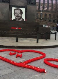Portrét Václava Havla a svíčky rozestavěné ve tvaru srdce připomínají prvního polistopadového prezidenta na Václavském náměstí