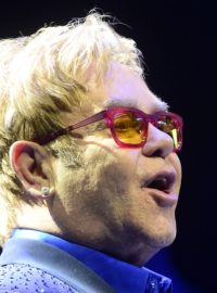 Britský zpěvák Elton John vystoupil v Praze