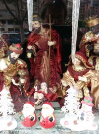 Vánoční rekvizity ve výkladu obchodu v káhirské čtvrti Heliopolis