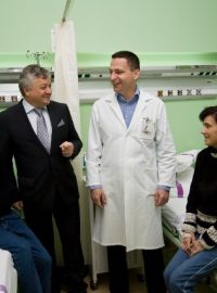 Zachránění manželé Dodi, přednosta Kliniky transplantační chirurgie Ikem Jiří Froněk a moldavský velvyslanec Stefan Gorda
