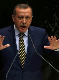 Turecký premiér Recep Tayyip Erdogan promluvil k členům své strany. V reakci na odstoupení tří ministrů oznámil, že vládnoucí Strana spravedlnosti nebude tolerovat korupci