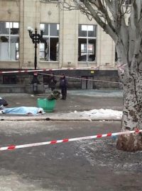 Těla obětí výbuchu před volgogradským nádražím