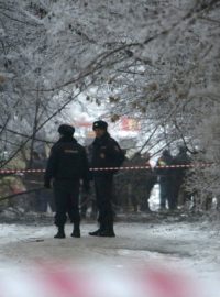 Policisté stojící u páskou ohraničeného místa, kde při výbuchu trolejbusu zemřelo nejméně čtrnáct lidí