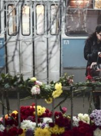 Květiny na místě pondělního výbuchu trolejbusu ve Volgogradu
