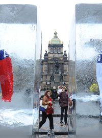Nové reprezentační dresy zamrzlé v ledu na Václavském náměstí