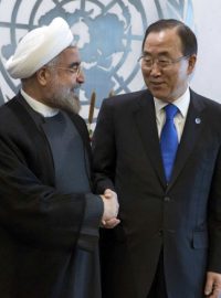 Generální tajemník OSN Pan Ki-mun a íránský prezident Hassan Rohani během Valného shromáždění OSN v New Yorku v září 2013