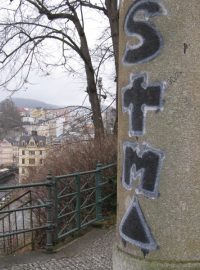 Poničené památky po řádění vandalů v Karlových Varech