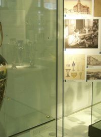 Na výstavě je i skleněná váza, kterou mají návštěvníci možnost vidět vůbec poprvé