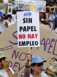 Protest žurnalistů ve Venezuele. Kvůli nedostatku novinovému papíru musela tištěná média omezit či úplně zastavit výrobu. 11. 2. 2014