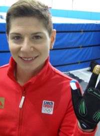 Rychlobruslařka Kateřina Novotná předvádí speciální design rukavic pro olympijské hry v Soči