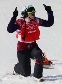 Snowboardistka Eva Samková oslavuje zisk zlaté medaile