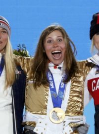 Česká olympijská vítězka ve snowboardcrossu Eva Samková (uprostřed) mezi Kanaďankou Dominique Maltaisovou (vpravo) a Francouzskou Chloe Trespeuchovou (vlevo)