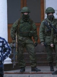 Uniformovaní ozbrojenci hlídkují  na letišti v krymském Simferopolu