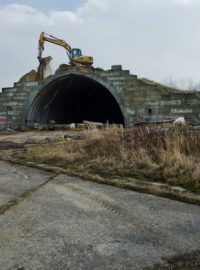 V bývalém vojenském prostoru v Milovicích začala demolice 43 hangárů
