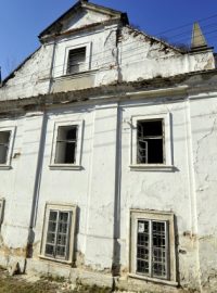 Plasy, zdevastovaný areál bývalého hospodářského dvora cisterciáckého kláštera před začátkem rekonstrukce