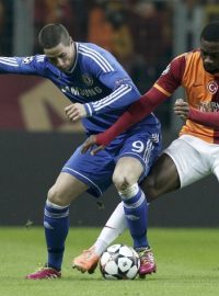 Fernando Torres se snaží uchránit míč před Aurelienem Chedjouem z Galatasaraye