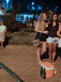 I tyto čtyři dívky protestují na Náměstí Lvů v Riu de Janeiru proti předraženému pití v barech