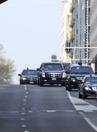 Belgičtí policisté dohlíží na kolonu vezoucí amerického prezidenta Baracka Obamu na bruselské letiště