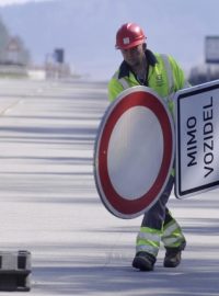 Na uzavřené polovině dálnice D1 budou dělníci až do srpna měnit povrch