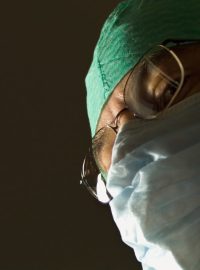 Lékař při operaci
