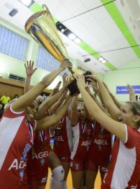 Volejbalistky Prostějova se radují z mistrovské trofeje