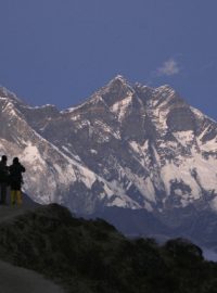 V základním táboře jsou teď už stovky horolezců, jejich průvodců a nosičů, kteří se připravují k výstupu na Mount Everest počátkem května