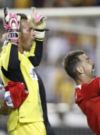 Hráči Sevilly Beto a Fernando Navarro slaví postup do finále Evropské ligy. Zajistil jim ho gól v nastavení