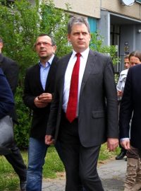Ministři Milan Chovanec a Jiří Dienstbier společně s ministryní Michaelou Marksovou procházejí sociálně vyloučenou lokalitou ve Šluknově na Děčínsku