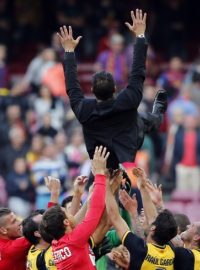 Hráči Atlética velebí svého trenéra Simeoneho po závěrečném hvizdu