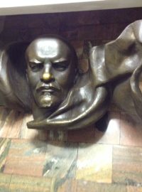Lenin v minském metru. Pro štěstí si lidé sahají na jeho nos