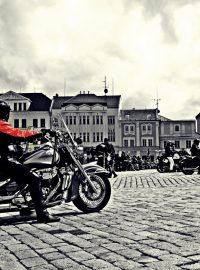 Motorkáři v Pelhřimově si nechali motorky pokropit svěcenou vodou. Kněz jim také požehnal