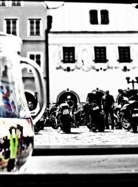 Motorkáři v Pelhřimově si nechali motorky pokropit svěcenou vodou. Kněz jim také požehnal