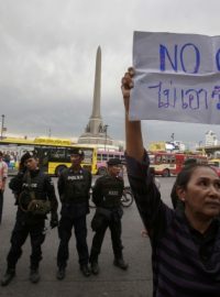 Žena  protestující proti vojenské juntě u Památníku vítězství v Bangkoku